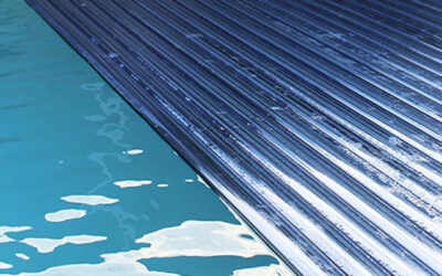 Condensation dans les lames en polycarbonate de piscine : causes, impact et solutions