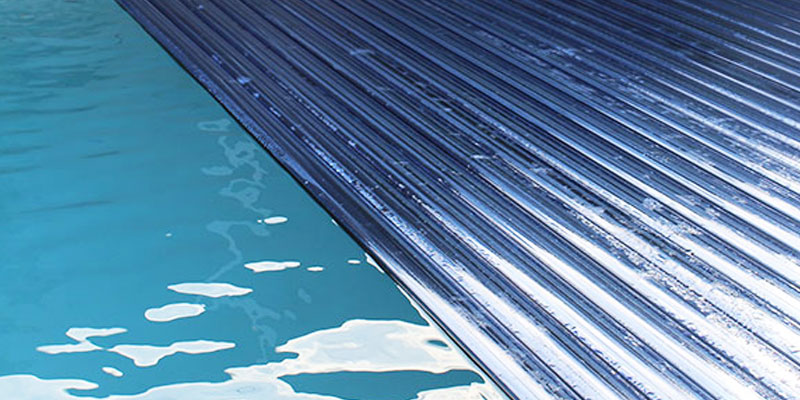 Condensation dans les lames en polycarbonate de piscine : causes, impact et solutions