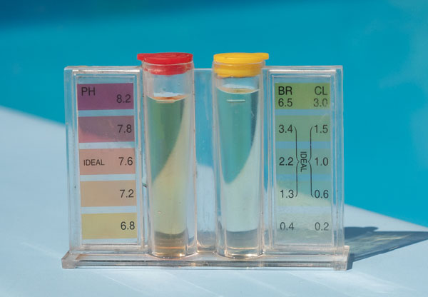 Comment bien équilibrer l’eau de votre piscine ? Guide complet des paramètres à surveiller