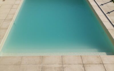 Eau de piscine trouble : causes, traitements et conseils de prévention