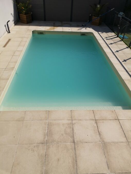 Eau de piscine trouble : causes, traitements et conseils de prévention